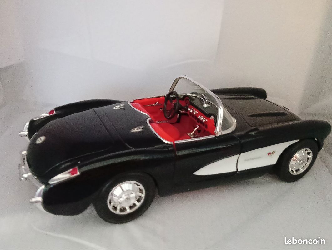 CORVETTE 1957 BURAGO 1/18 (MANQUE PETIE PAR CHOC A L AVANT DROIT)