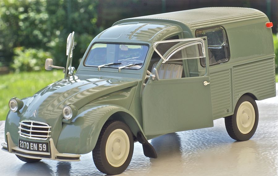 2 CV CAMIONETTE 1963 1/18 MARQUE SOLIDO AVEC CA PROTECTION EN PLASTIQUE DUR