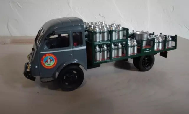 RENAULT GALLION PLATEAU 2,5T TRANSPORT DE LAIT 1963 1/43 ( manque retro gauche)