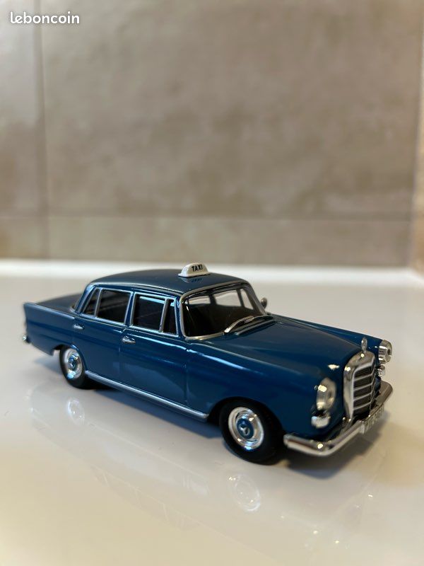 TAXI MERCEDES 200D ATHENS 1965 / IXO / 1/43 (manque cycle mercedes)