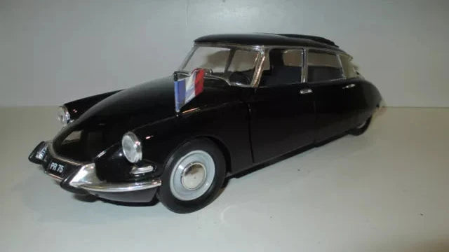 CITROEN-DS-19-PRESIDENTIELLE-Noir-Black-1963