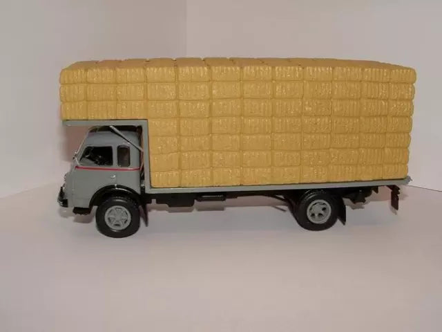 CAMION RENAULT FAINEANT R 4220 TRANSPORT DE PAILLES 1955   1/43