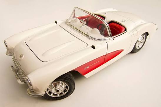 chevrolet corvette 1957 solido 1/18 (AVEC CA PROTECTION EN PLASTIQUE DUR)