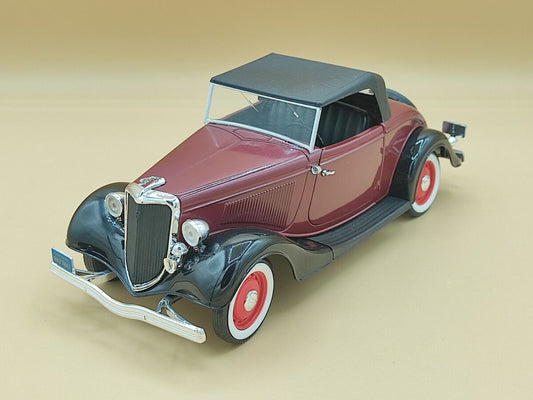 FORD CABRIOLET V8 ROADSTER 1934 1/18 SOLIDO AVEC CA PROTECTION EN PLASTIQUE DUR